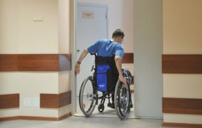 Более 80 семей в Москве получат приспособленные для инвалидов квартиры